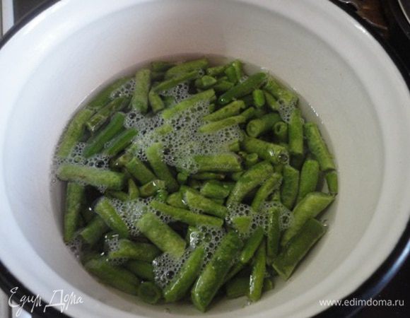 Фасоль ( у меня была размороженная) залить горячей водой и варить 5-10 минут. Готовую фасоль откинуть на дуршлаг и дать стечь воде.