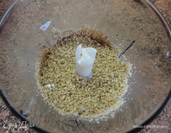 Пока фасоль варилась, я успела измельчить орехи (можно и через мясорубку пропустить два раза).