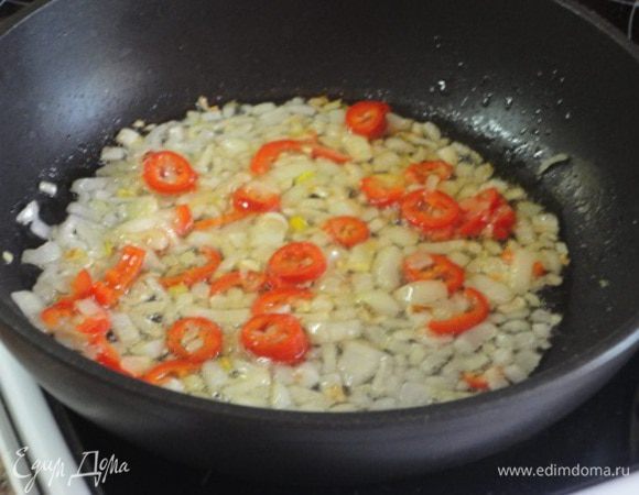 Лук и перчик мелко нарезать и обжарить на растительном масле.