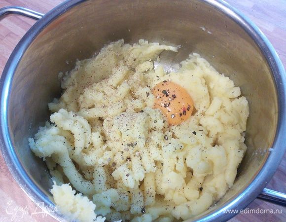 Вареную картошку еще теплой размять в пюре, посолить и поперчить, приправить мускатным орехом. Я добавила желток. 