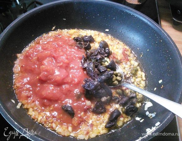 Добавляем порезанные маслины, каперсы и помидоры, размятые вилкой. Доливаем воды, солим, перчим, регулируем кисло-сладкий баланс щепоткой сахара, тушим 10 мин, 