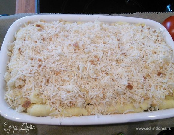 Покрыть оставшимся пюре. Смешать пармезан с сухарной крошкой и посыпать запеканку. Сверху выложить сливочное масло (у меня оливковое).  Выпекать в заранее разогретой до 200 ° духовке 30 мин. 