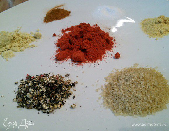 Свинину (шейная часть) вымыть, обсушить. Смешать сухие специи с кленовым сиропом (у меня мед) и оливковым маслом в кашицу и растереть смесью мясо. Тщательно. Упаковать в полиэтиленовый пакет и поставить в холодильник на 12 — в идеале 24 часа. 