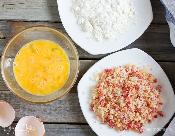 Возьмите три блюдца: в одном муку, во второе влейте взбитое яйцо, в третье насыпьте сухари с панчеттой. Окуните ломтики курицы в муку, потом в яйцо, дав лишнему стечь, затем обваляйте в сухарях. 