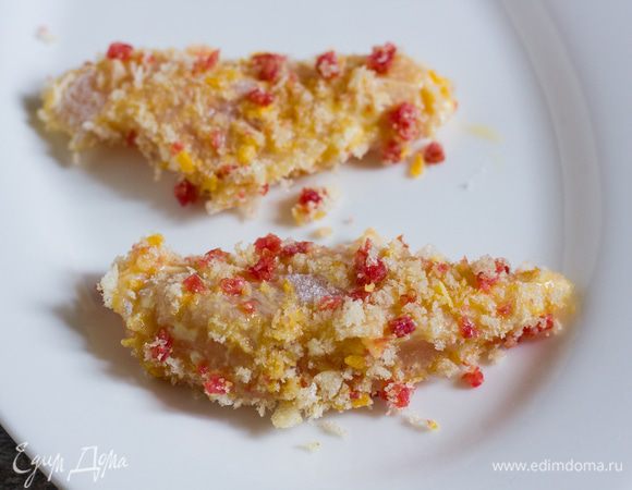 Разогрейте оливковое масло в сковороде и обжаривайте на нем курицу по 4 минуты с каждой стороны до хрустящей корочки (лучше жарить порциями). Снимите курицу с огня и сохраните теплой.