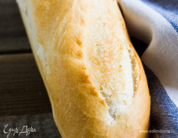 Багеты подогрейте в духовке, курицу нарежьте ломтиками.