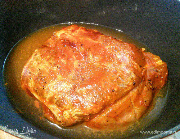 На следующий день вынуть мясо из холодильника и пакета и поместить в глубокую форму для запекания, которую можно закрыть крышкой или фольгой. Духовку разогреть до 120°С. Влить в форму яблочный сок, смешанный с уксусом и запекать в течении 3,5 часов. 