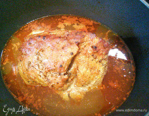 Затем открыть крышку и продолжить запекание еще 30-60 мин. По прошествии 30 мин можно с помощью двух вилок отщипнуть кусочек мяса и если это делается легко, то свинина готова. В противном случае запекать еще пол часа. 