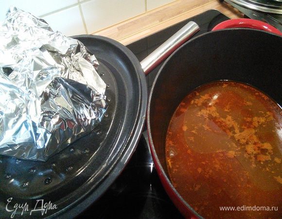 Затем обернуть мясо в фольгу и дать ему отдохнуть 30-60 мин. Соус сохранить. 