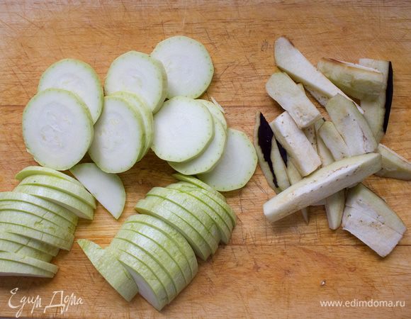 Овощи нарежьте небольшими кусочками. 