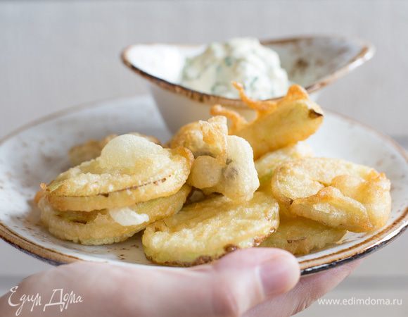 Разогрейте в глубокой сковороде растительное масло. Обмакните цветы цукини и нарезанные овощи в кляр, а затем обжаривайте в разогретом масле до золотистой корочки и выложите на тарелку с бумажным полотенцем, чтобы избавиться от лишнего масла. Подавайте с ароматным зеленым майонезом. Приятного аппетита. 
