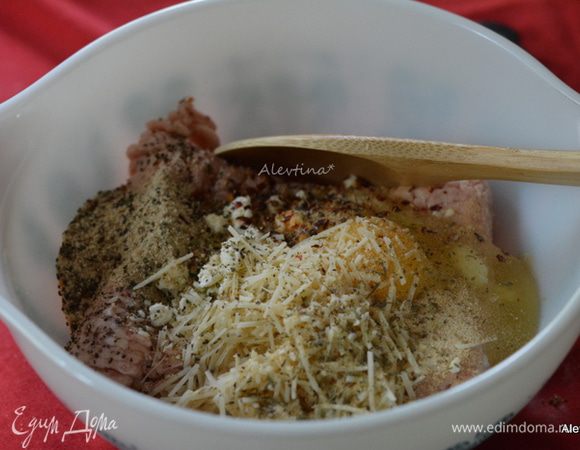 Смешать куриный фарш, яйцо, фета, пармезан протертый, перец красный и черный, соль, итальянские сухие травы, чеснок мелко порубленный, растительное масло, 1 ст.л хлебные сухари.