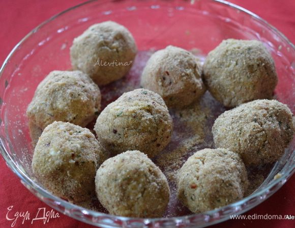 Сформировать небольшие фрикадельки. Выкладывать на тарелку с хлебной крошкой. Обвалять. 
Можно поставить в морозильник, если делаем заранее.
Выложить фрикадельки в жаропрочное блюдо. 
Разогреть духовку на 200°C.
Блюдо поставить в духовку на 35-40 мин.