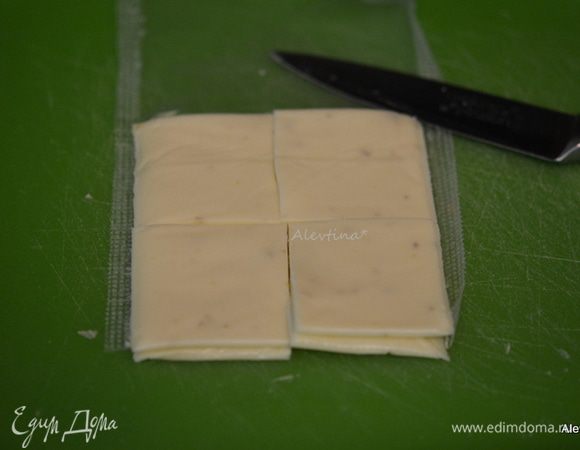 Сыр пластинками разрезать на 4 части. За 5 мин до окончания выложить по квадратику поверх каждой фрикадельки. Вернуть в духовку на 5 мин.