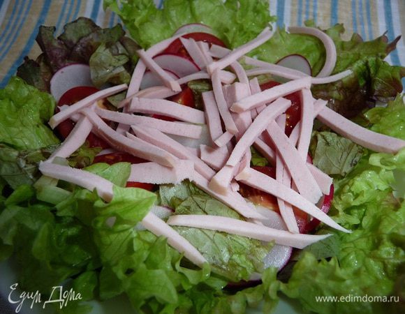 Колбасу нарезать ленточками.