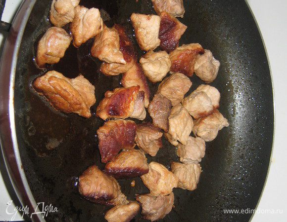 Нарезаем мясо кубиками. И жарим на сковороде, до образования темной корочки (если необходимо добавляем воды).