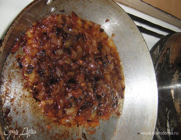 Нарезаем мелко лук. И обжариваем его до темно-коричневого состояния.