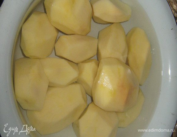 Картофель нарезаем кубиками.