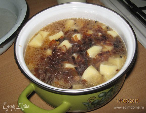 Теперь берем кастрюлю и кладем наши ингредиенты:
1-мясо;
2-картофель;
3-лук.
Все заливаем водой, чтобы вода накрыла картофель. Добавляем соль. Ставим тушиться на 1.5-2 часа. За 20 мин. до готовности добавляем лавровый лист для вкуса, можно положить и перец горошком.