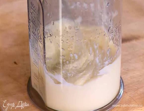 Приготовить майонез: из половинки лайма выжать сок, соединить его с желтком и горчицей, посолить и, взбивая миксером, тонкой струйкой вливать оливковое масло.