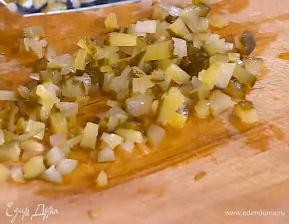 Огурец мелко порезать или натереть на терке.