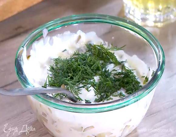 Приготовить соус: 1 ст. ложку домашнего майонеза соединить с нарезанным огурцом, добавить каперсы, шалот, сметану, укроп и все перемешать.