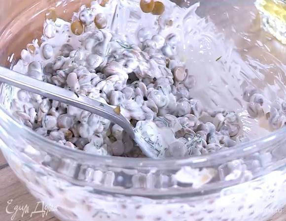 Отваренную чечевицу смазать соусом.