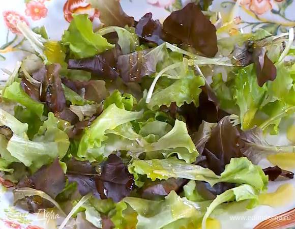 Листья салата выложить на блюдо и сбрызнуть оливковым маслом.