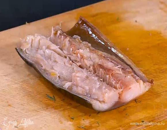 Скумбрию отделить от костей и кожи и нарезать небольшими ломтиками.