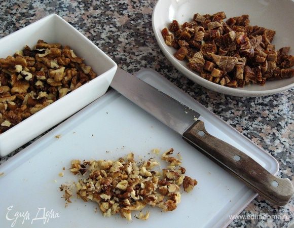 Подготовим орехи и инжир для теста. Орехи надо порубить. Инжир — мелко нарезать.