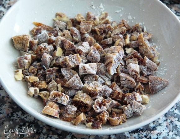 Перед тем, как будем добавлять в тесто, орехи и инжир смешаем с ложкой муки.