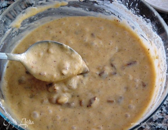 Тесто получается немного жидким, как на оладьи примерно, если вы делаете его не очень крутым.