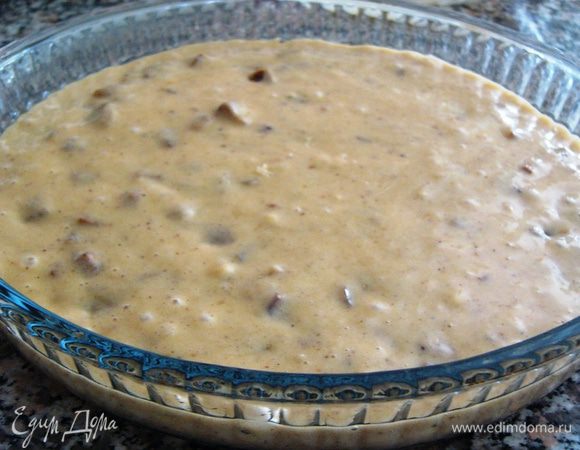 Выливаем тесто в смазанную маслом форму. У меня круглая 22 см.