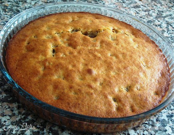 Выпекаем в заранее разогретой до 180°C духовке до зарумянивания. Готовность проверяем лучинкой. Оставляем пирог остывать.