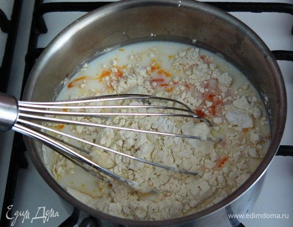 Теперь займемся кремом. В кастрюльке хорошо размешиваем все ингредиенты крема.