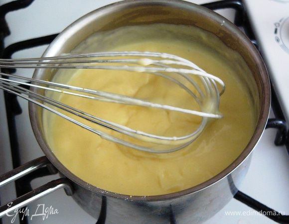Нагреваем крем, постоянно помешивая. Варим до загустения.