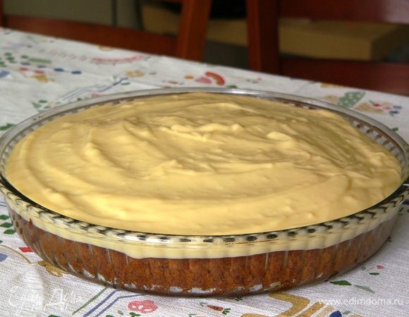 Полностью остывший пирог покрываем теплым кремом.