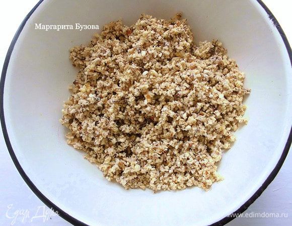 Орехи замочить в воде на 2 часа или больше. Затем воду слить, орехи промыть и прокрутить их через мясорубку. Если у вас есть мощный блендер или измельчитель, можете использовать его.