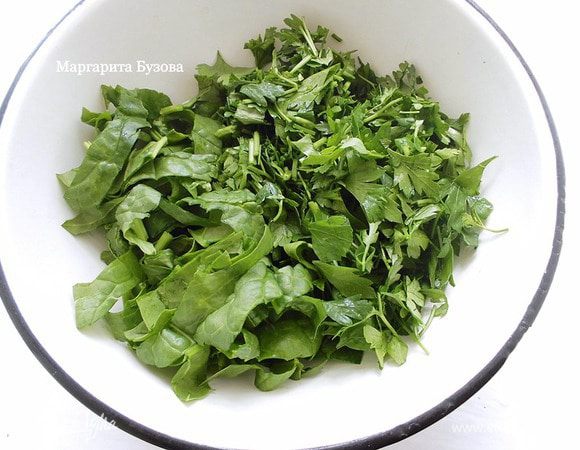 Чеснок очистить, зелень промыть и порезать, чтобы листики были средней величины. 