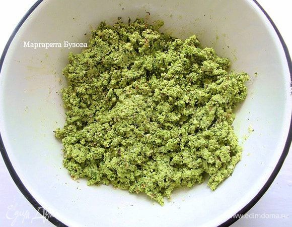 Измельчить все в мясорубке. Я обычно прокручиваю 2 раза, чтобы получилась однородная масса. Добавить лимонный сок и соль по вкусу. Можно еще добавить немного черного перца. 
