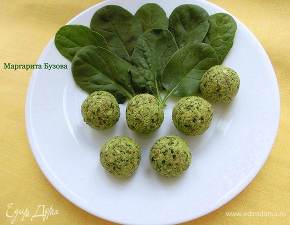 Скатать шарики размером с грецкий орех (или оставить все, как есть и подавать просто в виде паштета), выложить их на листья шпината и подавать.
Приятного аппетита!