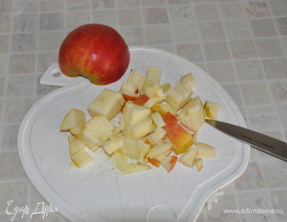 Яблоко помыть, нарезать средним кубиком.