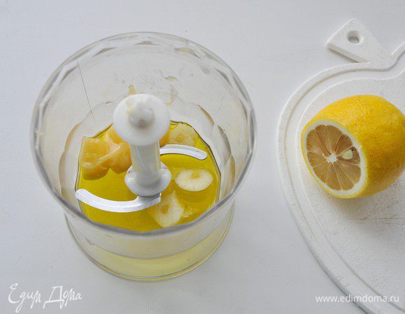 Для заправки соединить все в чаше блендера и взбить до однородности (количество чеснока берите по вкусу — у меня маленький зубчик).