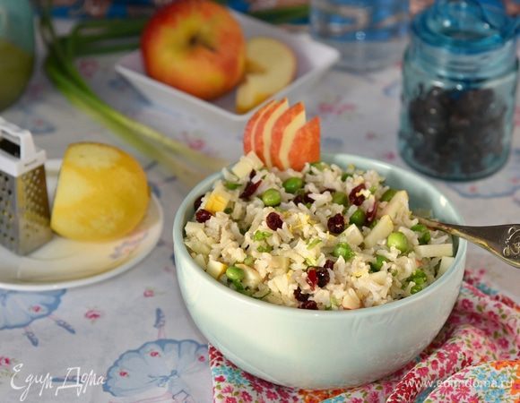 Полить заправкой, перемешать. Можно дать салату немного настояться. Для красоты и аромата присыпать немного лимонной цедрой и угощать.
