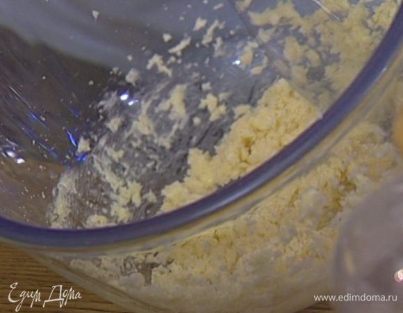 Размягченное сливочное масло взбить с сахаром в однородную массу.