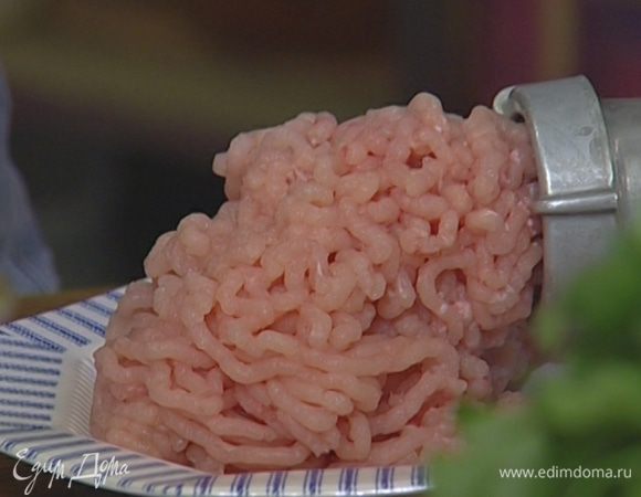Фарш посолить, поперчить, добавить корицу, перемешать.