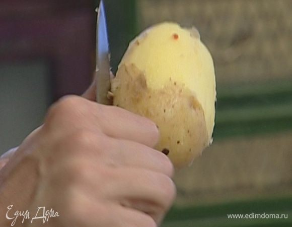 Картофель отварить в мундире.