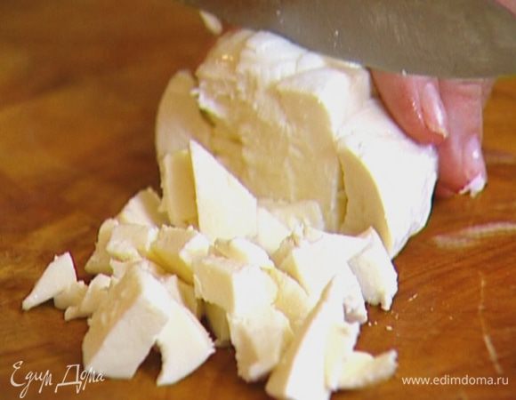 Моцареллу нарезать небольшими кусочками.