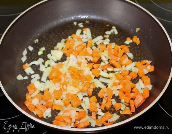 В сковороде растопить сливочное масло. Добавить мелкопорезанный лук, готовить 3 минуты, добавить морковь, готовить еще 3 минуты, помешивая. Добавить чеснок, готовить еще 1 минуту.