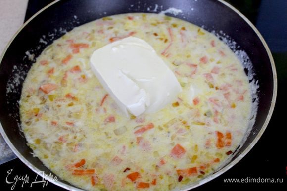 Добавить молоко, довести до начала кипения и добавить сливочный сыр. Готовить, помешивая, до расплавления сыра. Убавить огонь на минимум.